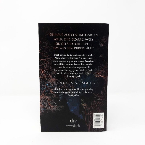 Buchcover und Innenansicht für das Buch: In A Dark, Dark Wood