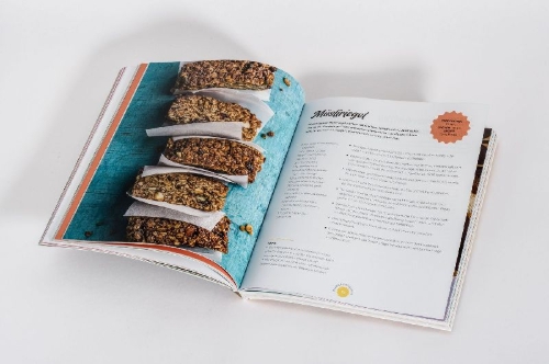 Buchcover und Innenansicht für das Buch: Easy Air Fryer Bakes
