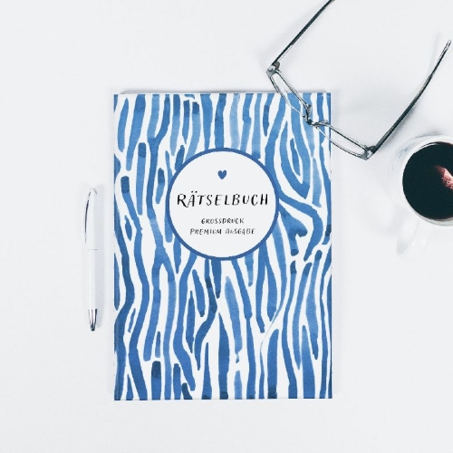 Buchcover und Innenansicht für das Buch: Deluxe Rätselbuch/Rätselblock mit extra großem Druck für Erwachsene und Senioren/Rentner im DIN A4-Format. Kreuzworträtsel, Sudoku, Stradoku, Rätselpyramide, Schwedenrätsel, uvm.