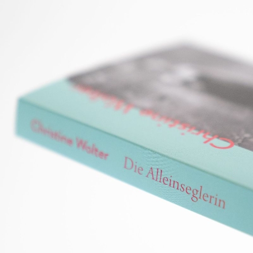 Buchcover und Innenansicht für das Buch: Die Alleinseglerin