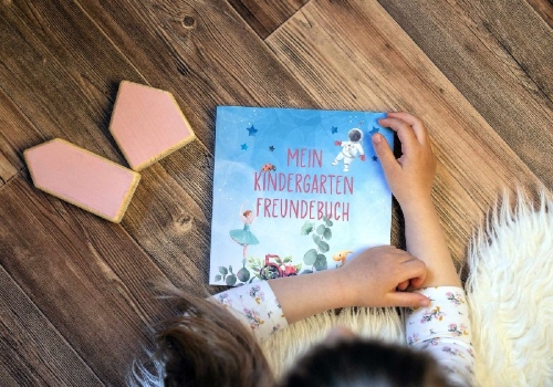 Buchcover und Innenansicht für das Buch: Mein Kindergarten Freundebuch