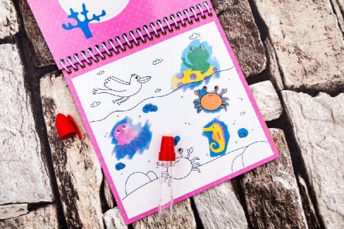 Buchcover und Innenansicht für das Buch: Mes Dessins Magiques - Sous l'eau