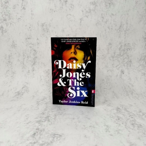 Buchcover und Innenansicht für das Buch: Daisy Jones and The Six