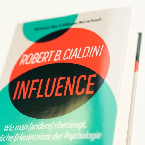 Buchcover und Innenansicht für das Buch: Influence. The Psychology of Persuasion
