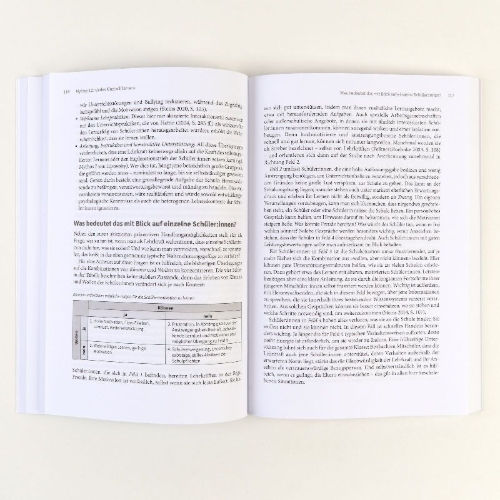 Buchcover und Innenansicht für das Buch: 33 Mythen über Schule und Unterricht