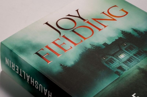 Buchcover und Innenansicht für das Buch: The Housekeeper