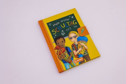 Buchcover und Innenansicht für das Buch: Mein erster Schultag - Jungs (Gelb)