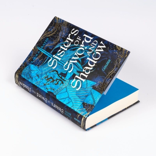 Buchcover und Innenansicht für das Buch: Sisters of Sword and Shadow