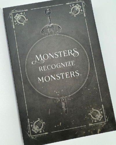 Buchcover und Innenansicht für das Buch: The Lion & the Deathless Dark