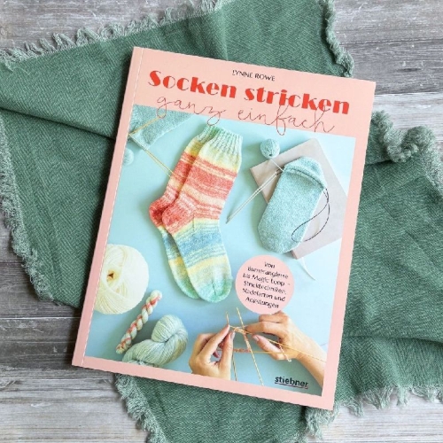 Buchcover und Innenansicht für das Buch: Socken stricken ganz einfach