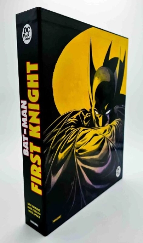 Buchcover und Innenansicht für das Buch: The Bat-Man: First Knight