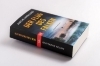 Buchcover und Innenansicht für das Buch: Under falkens vingar (Ramona Lindh Book 1)